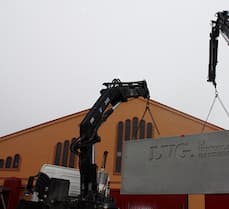 grua posant panell de formigó